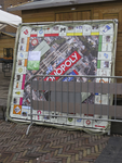 908121 Afbeelding van een groot Utrecht-Monopolyspelbord, op de kerstmarkt op de Korte Minrebroederstraat achter het ...